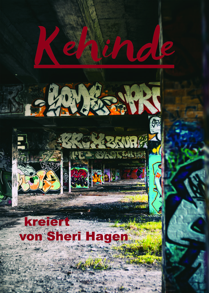 Eine vereinsamte Tiefgarage bemalt mit kräftigen, expressiven Graffiti-Bilder. Rechts im Bild wächst, leuchtend das Gras durch einen Schotterboden. Auf dem Schotterboden, der in die Tiefe der Garage führt, steht in roter Schreibschrift: kreiert von Sheri Hagen. In der oberen Hälfte, auch in Rot geschrieben, aber unterstrichen, der Titel: Kehinde.